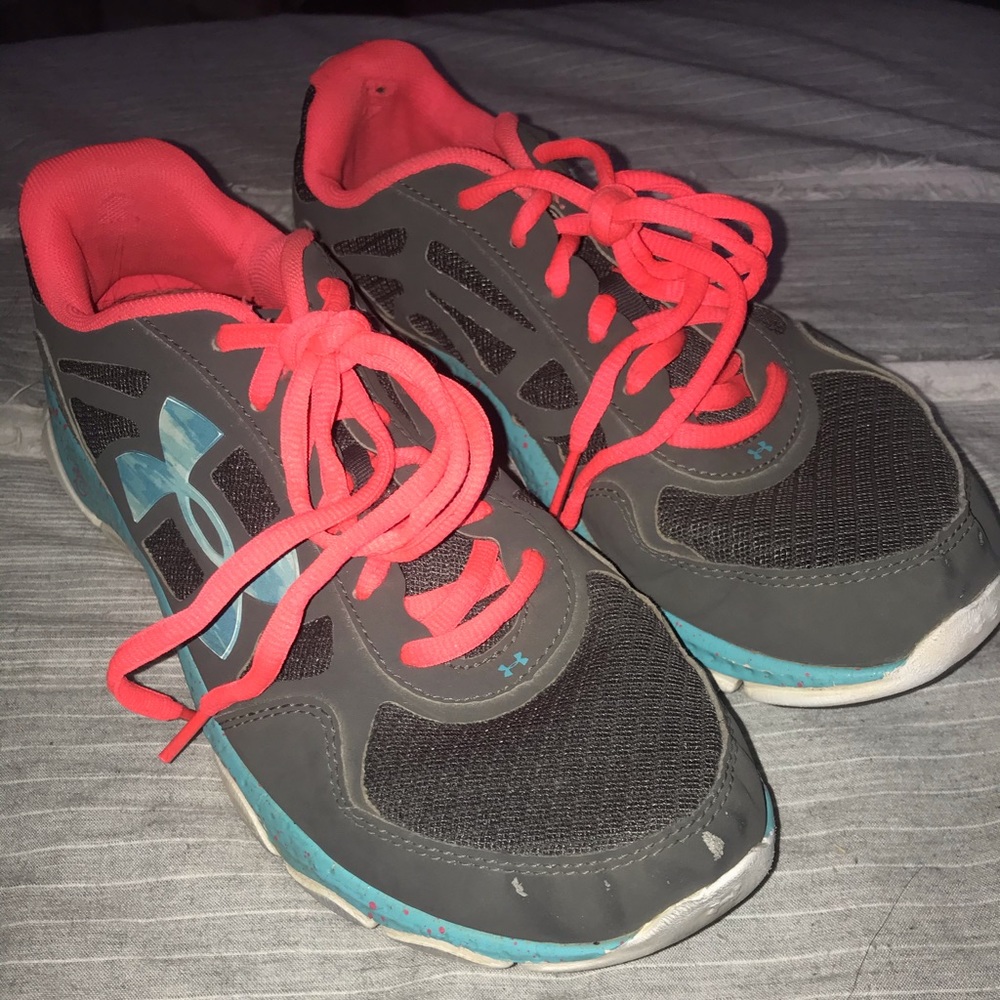 Tennis shoes